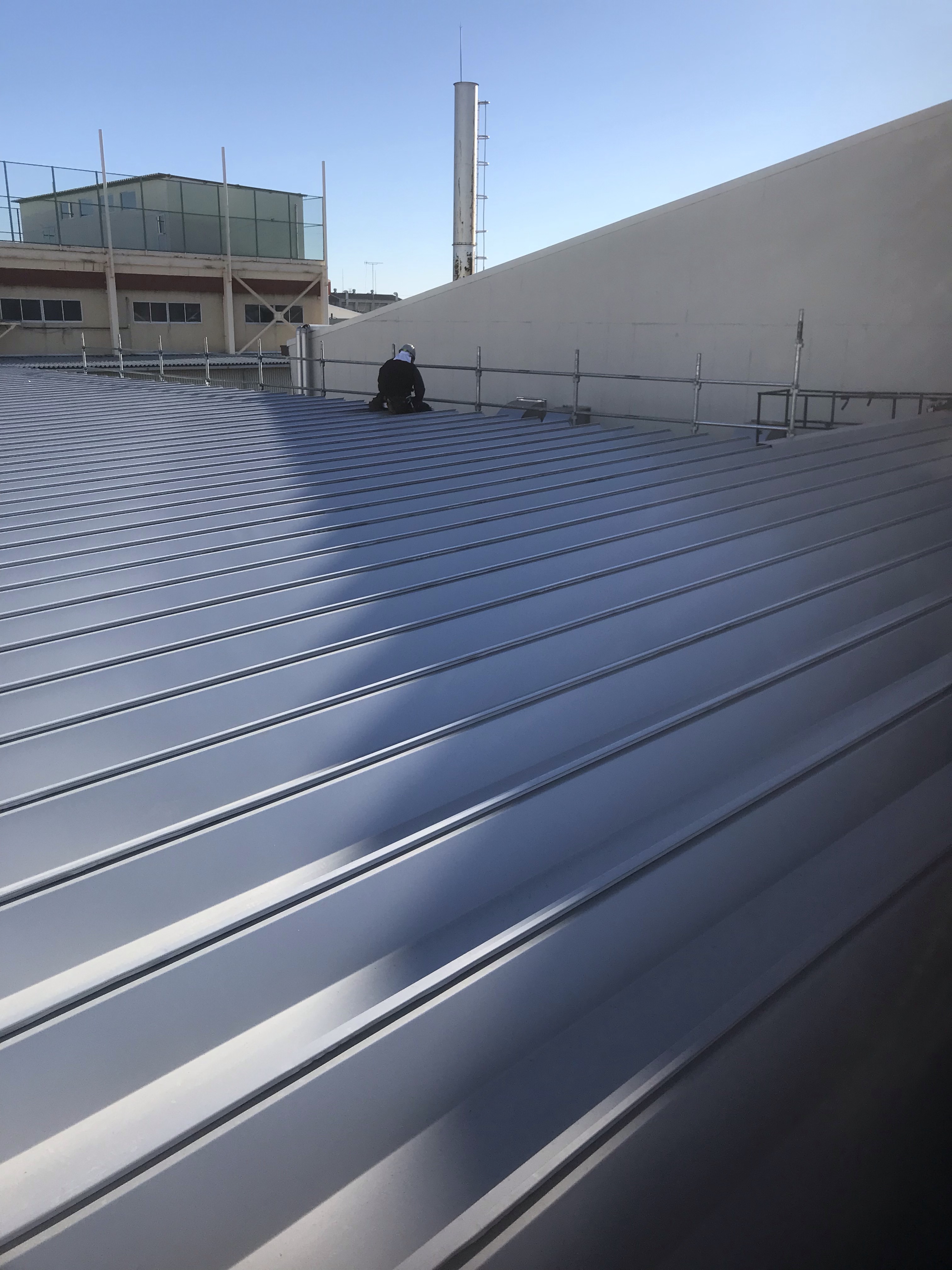 屋根工事　角馳折板